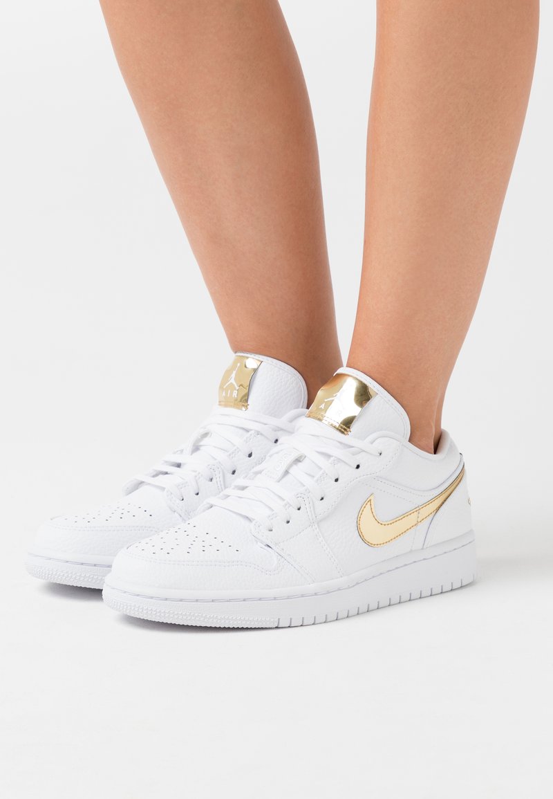 Jordan AIR JORDAN 1 LOW SE - Αθλητικά παπούτσια - white/metallic gold