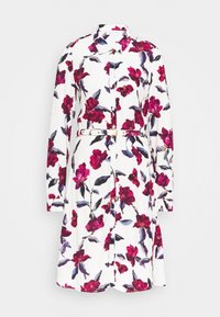 Abito camicia bianco a maniche lunghe con stampa floreale rossa e viola, chiusura con bottoni davanti, colletto e cintura sottile abbinata in vita.