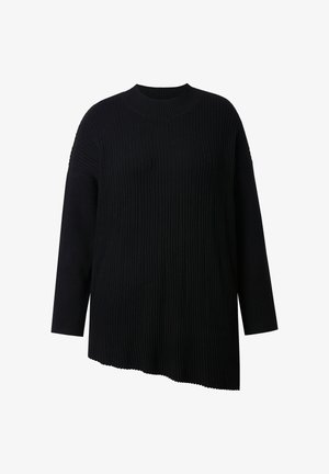 Maglione nero a costine con collo alto e orlo asimmetrico, dotato di maniche lunghe. Il materiale appare morbido e strutturato.