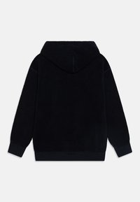 Haut à capuche en polaire noire avec une coupe décontractée, doté d'une grande capuche, de poignets côtelés et d'une texture douce. Design du dos sans couture sans logos visibles.