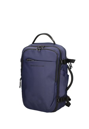 Zaino rettangolare blu navy con più scomparti con zip, rifiniture nere, manico superiore, cinghie laterali e logo frontale.