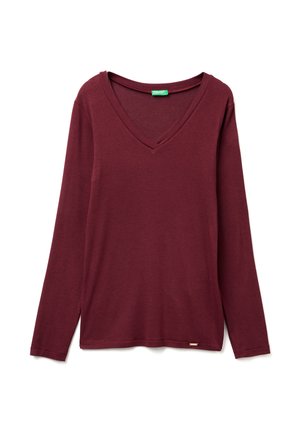 Bordowy longsleeve z dekoltem w serek, wykonany z miękkiego materiału. Posiada prosty krój, szczeliny po bokach oraz małą metkę marki na dole.