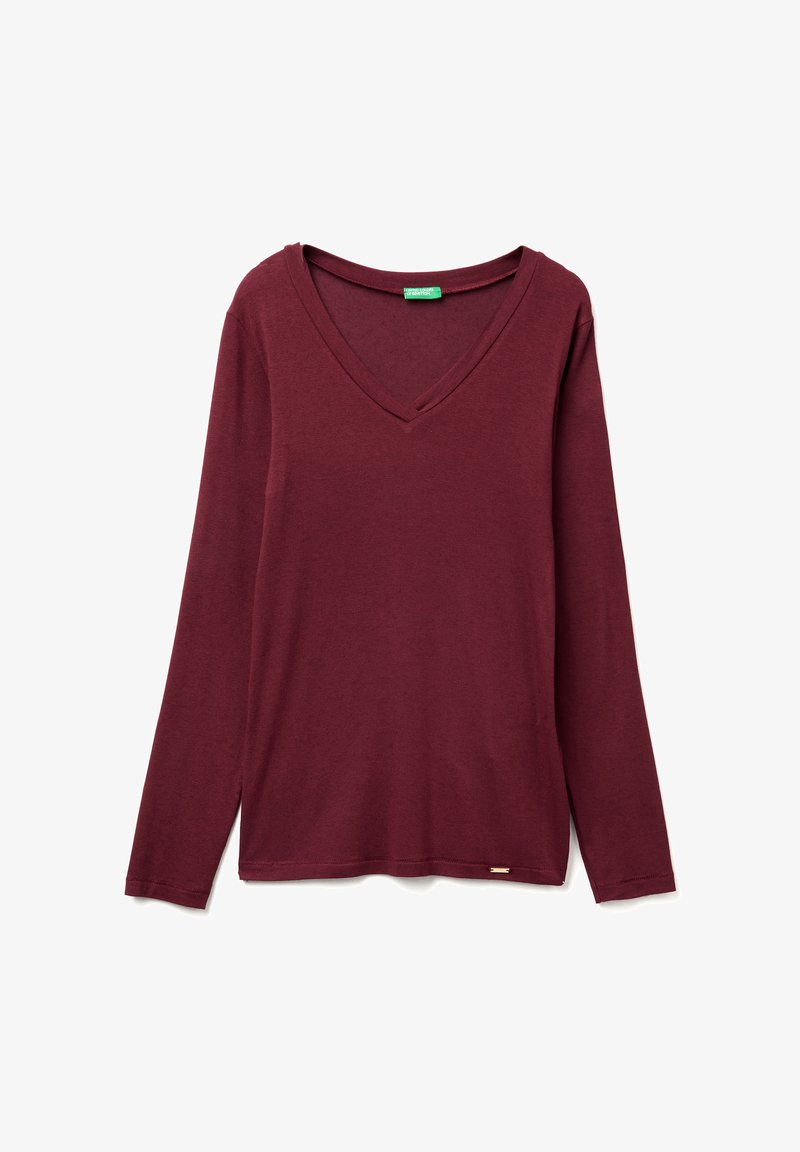 Bordowy longsleeve z dekoltem w serek, wykonany z miękkiego materiału. Posiada prosty krój, szczeliny po bokach oraz małą metkę marki na dole.