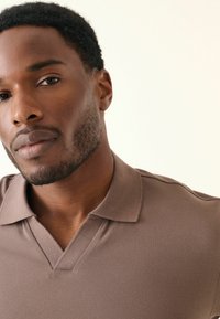 Next REVERE COLLAR REGULAR FIT - Polo - truffle neutral