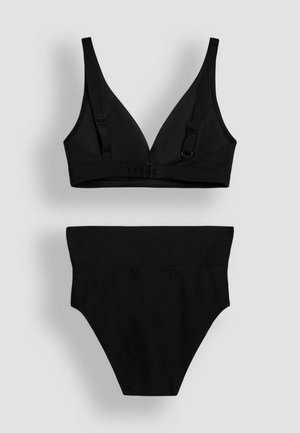 Sort bikini-sæt med en trådløs triangle-bh med justerbare stropper og en høj talje bund, glat stof og sømløst design.