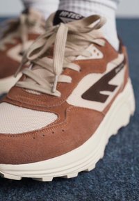 HI-TEC HTS74 SHADOW UNISEX  - Trainers - myristica/chocolate plum/almond peach