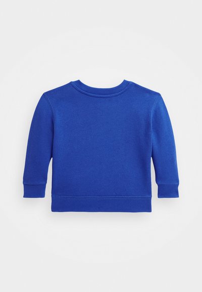 Zils kokvilnas garām piedurknēm svīteris ar apaļu kaklu, ribotu piedurkņu un apakšmalu. Gluda tekstūra, bez redzamām rakstu vai metāla detaļām.