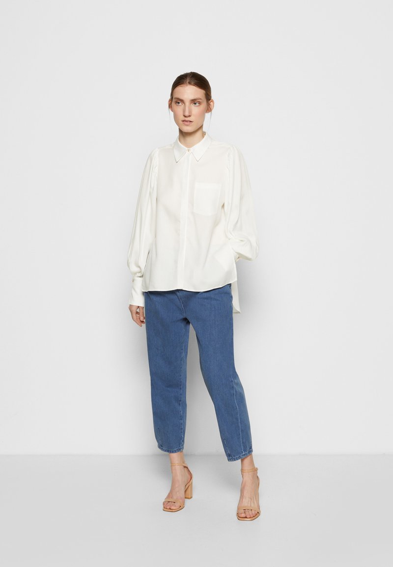 Damen Kleider | Mother of Pearl SHIRT WITH PLEATED SLEEVE Hemdbluse white/weiß - VM92326 Damen Kleider | Mother of Pearl SHIRT WITH PLEATED SLEEVE Hemdbluse white/weiß - VM92326