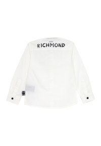 Camicia bianca a maniche lunghe con "JOHN RICHMOND" ricamato sul retro. Presenta polsini con bottoni e un'etichetta laterale con il design della Union Jack.