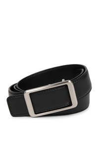 Zwarte leren riem opgerold met een rechthoekige zilveren metalen gesp op een witte achtergrond.