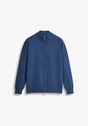 Maglione zip-up di colore blu navy con colletto alto, maniche lunghe e polsini a costine. Realizzato in tessuto morbido e dalla texture liscia, con design minimale.