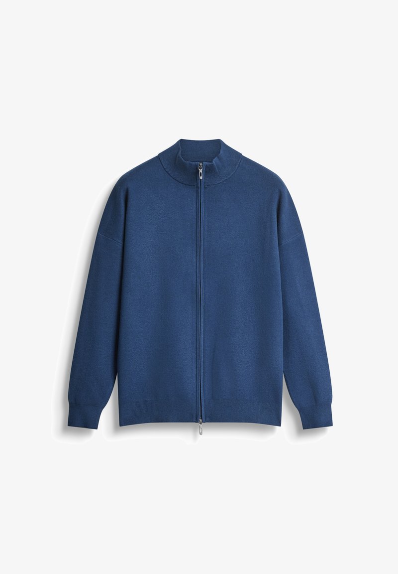 Maglione zip-up di colore blu navy con colletto alto, maniche lunghe e polsini a costine. Realizzato in tessuto morbido e dalla texture liscia, con design minimale.