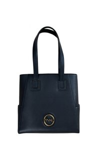 Borsa tote in pelle nera con un design strutturato, caratterizzata da due manici lunghi, un centro logo circolare dorato e tasche laterali angolari.