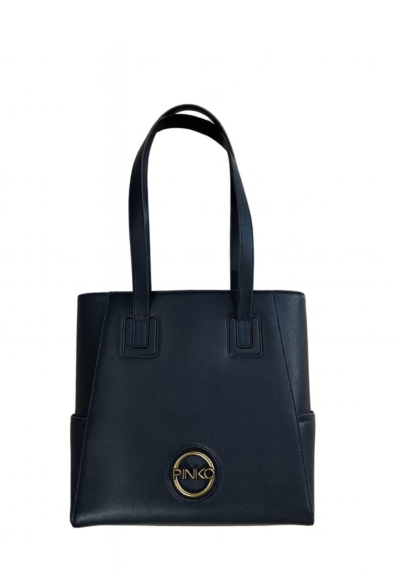 Borsa tote in pelle nera con un design strutturato, caratterizzata da due manici lunghi, un centro logo circolare dorato e tasche laterali angolari.