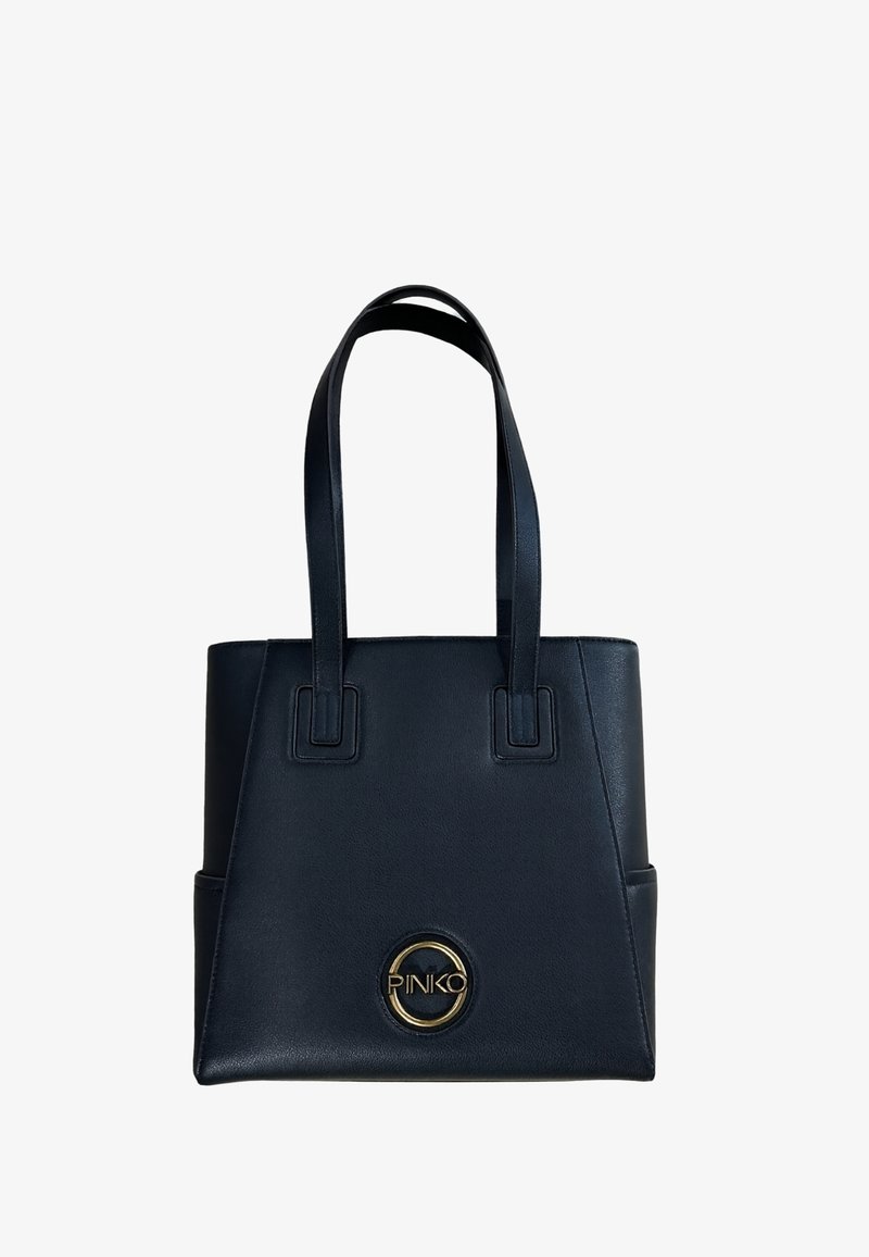 Borsa tote in pelle nera con un design strutturato, caratterizzata da due manici lunghi, un centro logo circolare dorato e tasche laterali angolari.