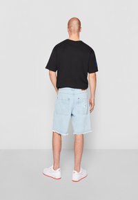 Karl Kani HEAVY DISTRESSED - Džinsa auduma �šorti - bleached blue
