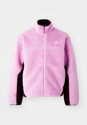 Chaqueta de forro polar rosa con un alto cuello, con un cierre frontal con cremallera, mangas oscuras en contraste y un pequeño logo en la parte superior izquierda.