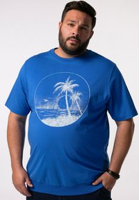 Modré bavlněné tričko s krátkým rukávem s kruhovým bílým potiskem palem a horizontu. Hladký materiál, volný střih.