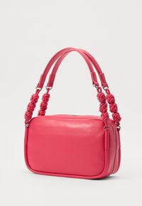 Rosa Lederhandtasche mit rechteckiger Form, glatter Textur, zwei geknoteten Griffen und einem Reißverschluss entlang der oberen Kante.