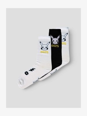 Tři posádkové ponožky v bílé a černé barvě s tváří Pikachu, žlutým textem "0025" a malými motivy blesku a Poké Ballu.