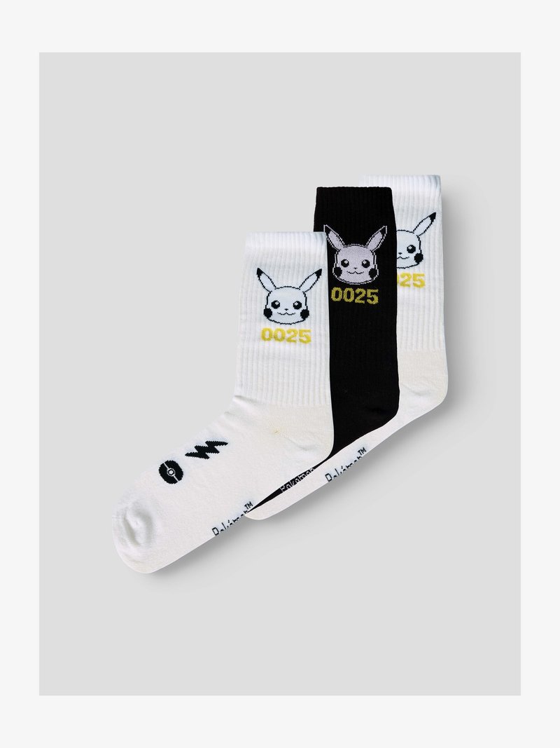 Τρεις κάλτσες πληρώματος σε λευκό και μαύρο με το πρόσωπο του Pikachu, κίτρινο κείμενο "0025" και μικρά σχέδια κεραυνού και Poké Ball.