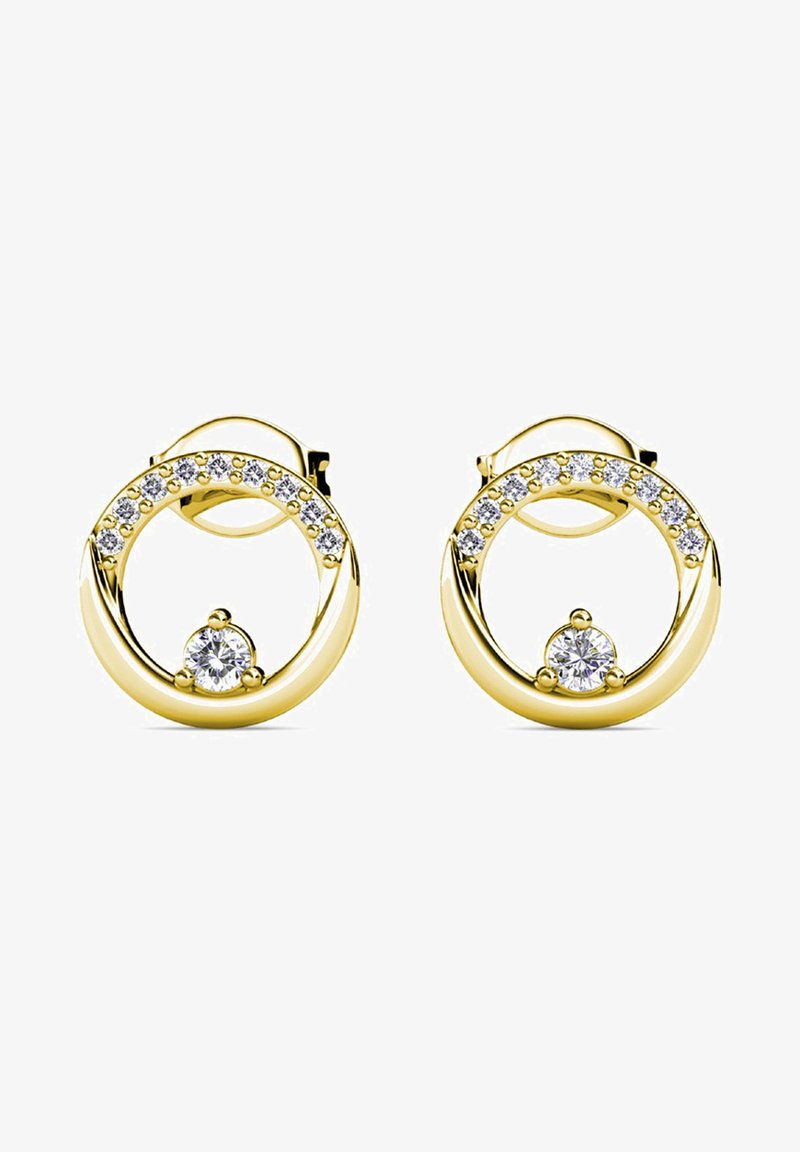 Gouden hoepeloorbellen met een cirkelvormig ontwerp, versierd met een rij heldere kristallen en een centrale heldere steen. Glad, glanzend metalen afwerking.