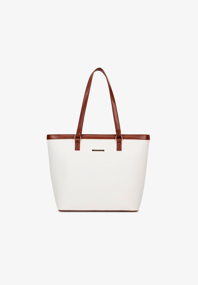 Weißer, strukturierter Tragetasche mit braunen Lederakzenten, zwei Schulterriemen und einer Metall-Logo-Plakette auf der Vorderseite. Geräumiges und rechteckiges Design.