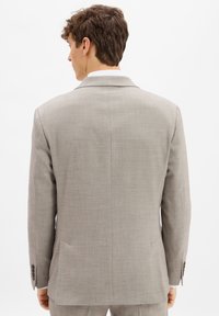Helles graues Blazer aus strukturiertem Stoff, mit einem Reverskragen, taillierter Passform und geknöpften Ärmelabschlüssen. Die Rückansicht zeigt glatte Linien.