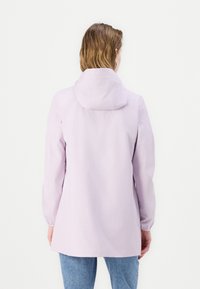 Jachetă impermeabilă de culoare violet deschis, cu glugă, mâneci lungi și manșete elastice; textură netedă; design simplu și funcțional.