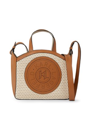 Petit sac à main beige tissé avec garniture en cuir marron clair, doubles poignées, longue sangle, et patch logo circulaire en cuir marron clair perforé à l'avant.