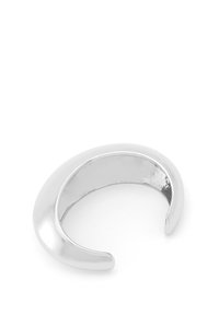 Bracelet en métal argenté avec un design lisse et courbé ; surface polie et extrémités ouvertes, réfléchissant la lumière avec une finition brillante.
