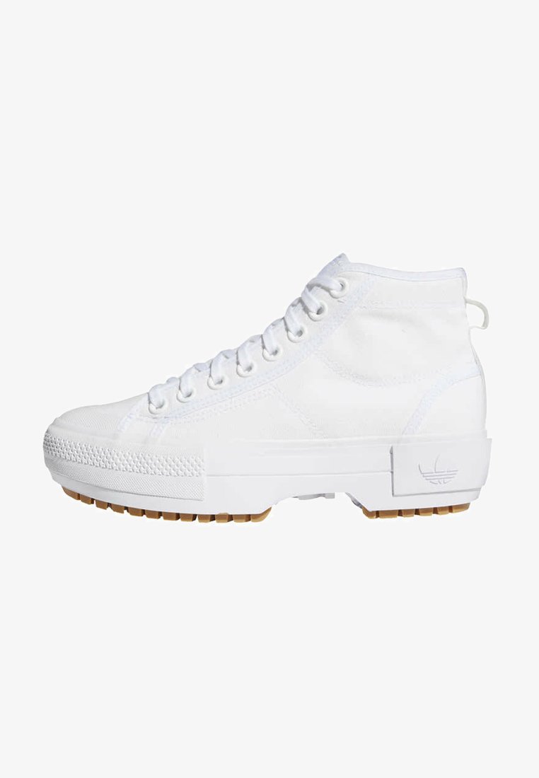 Zapatilla alta en lona blanca con puntera texturizada, parte delantera con cordones y suela de goma. Presenta un diseño minimalista y un detalle de logo.