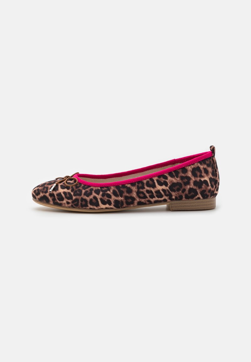 Chaussure plate à imprimé léopard avec une tige en tissu doux, une doublure rose et un petit nœud décoratif à l'avant, dotée d'un petit talon empilé.