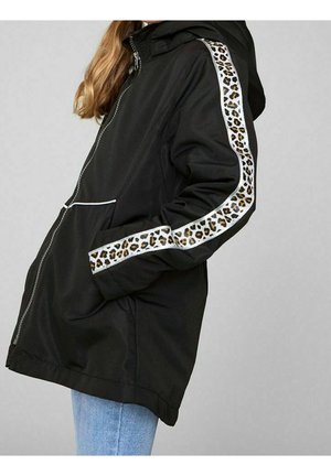 Veste à capuche noire avec des accents léopard le long des manches et des bordures blanches ; elle possède une fermeture éclair et deux poches latérales.