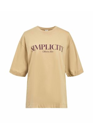 T-shirt en coton beige à manches courtes et col rond. Présente un texte violet "Article de collection de simplicité" sur le devant.