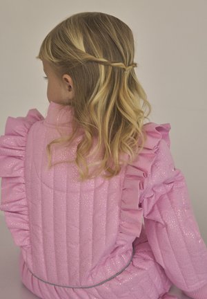 Rosa gesteppte Jacke mit gerafften Ärmeln, ausgestattet mit einer strukturierten Oberfläche und dezenten Glitzereffekten. Entworfen mit tailliertem Schnitt und hohem Kragen.