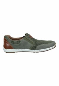 Scarpe slip-on con tomaia in mesh verde e dettagli in suede, tacco in pelle marrone, suola bianca e dettagli di cucitura intricati.
