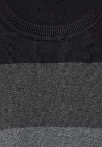 Pletený svetr se vzorem horizontálních pruhů ve třech odstínech: černé, tmavě šedé a světlé šedé. Zaoblený výstřih s žebrovanou texturou.