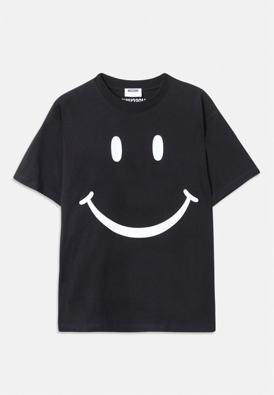 Juodas trumpas rankovėmis marškinėliai, pagaminti iš medvilnės, su dideliu baltu šypsenėlių piešiniu priekyje. Klasikinis apvalus iškirpimas.