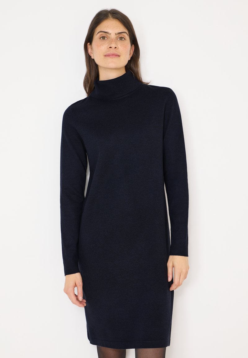 Abito a dolcevita blu navy realizzato in tessuto morbido, con maniche lunghe e taglio dritto, che arriva fino a metà coscia con una sottile trama.