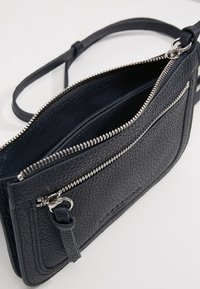 Liebeskind Berlin Taška s příčným popruhem - dark blue