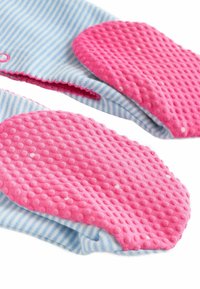 Blauwe en witte gestreepte sokken met een textuur van roze rubberen gripzolen. Zacht materiaal met antislip functies en een contrasterende rand.