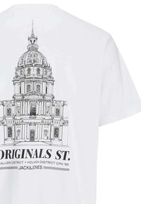 T-shirt blanc avec un dessin en ligne noire d'un bâtiment en forme de dôme, le texte en dessous indique "ORIGINALS ST." avec des détails de localisation. Manches courtes.