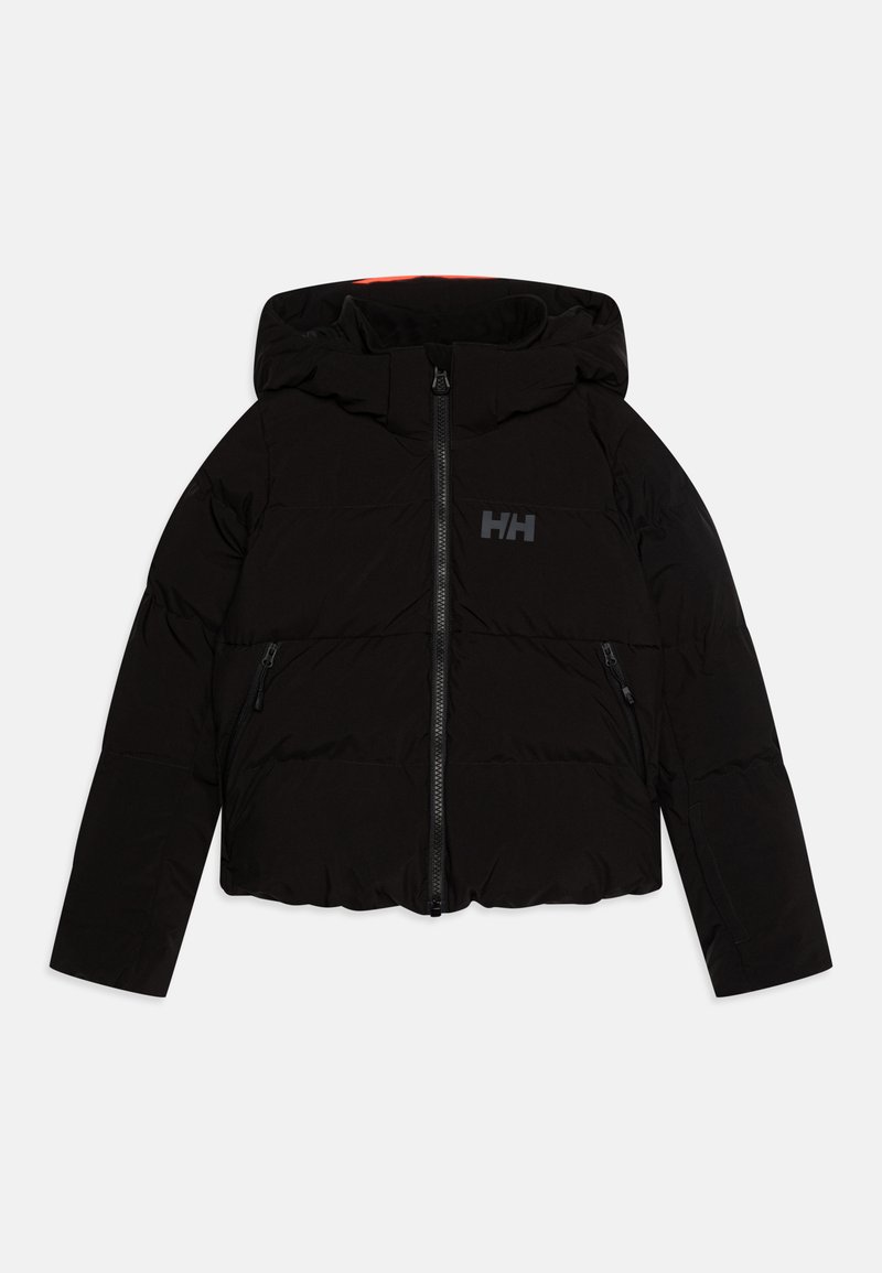 Casaco puffer preto com capuz, apresentando um fecho frontal, bolsos laterais e um logótipo discreto no peito. Textura suave e mate.