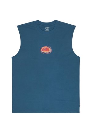 T-shirt bleu sans manches avec un petit motif circulaire orange et rouge centré sur la poitrine.