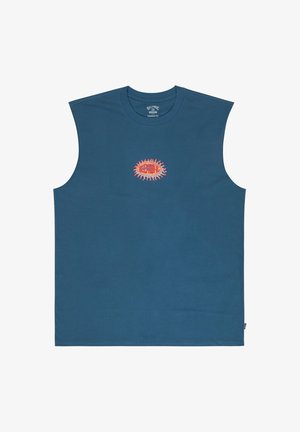 T-shirt bleu sans manches avec un petit motif circulaire orange et rouge centré sur la poitrine.