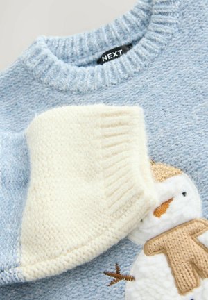Helles blaues Strickpullover mit einem Schneemann-Design, mit einem elfenbeinfarbigen strukturierten Bündchen und braunen Akzenten am Schal und den Knöpfen des Schneemanns.