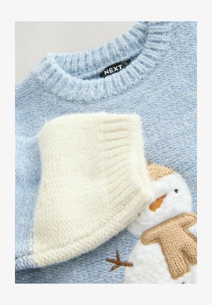 Lyseblå strikket sweater med et snemand design, med en elfenbensfarvet struktureret manchet og brune accenter på snemandens halstørklæde og knapper.