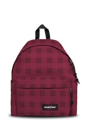 Zaino Eastpak a quadri rossi e rosso scuro con tasca frontale con cerniera e manico nero in alto.
