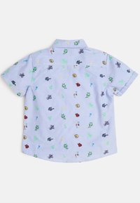 Koszula na krótki rękaw na guziki w jasnoniebieskiej bawełnie z wielokolorowymi haftowanymi wzorami, w tym okularami przeciwsłonecznymi, liśćmi i kształtami geometrycznymi.